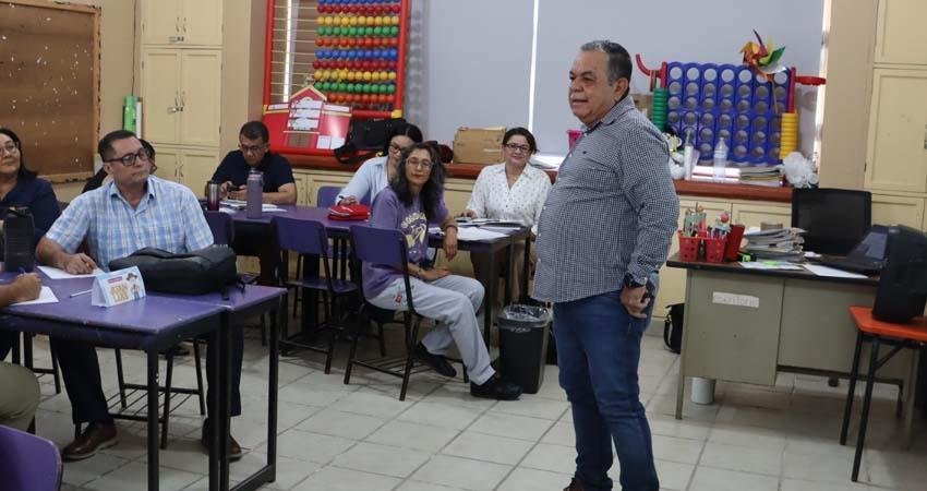 Docentes de BCS proponen nueva regulación sobre el uso de celulares en las escuelas