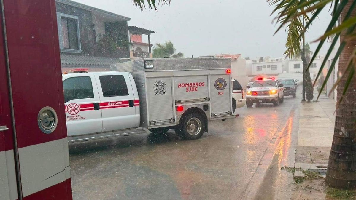 Incendios, árboles caídos y embarcación hundida: lluvias y vientos causan estragos en Los Cabos